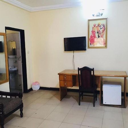 Room In Bb - Double Room With Balcony In The Heart Of City Accra Exteriör bild