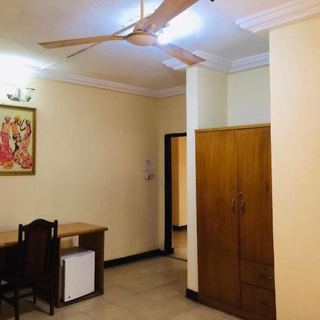 Room In Bb - Double Room With Balcony In The Heart Of City Accra Exteriör bild