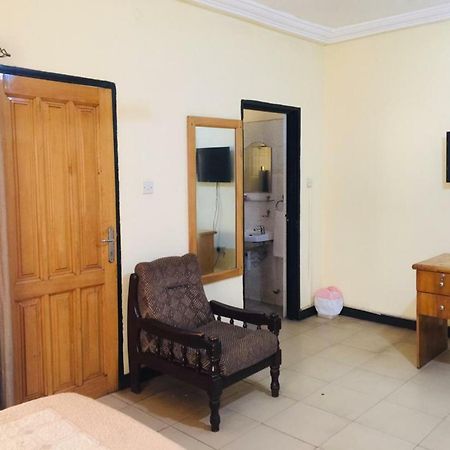 Room In Bb - Double Room With Balcony In The Heart Of City Accra Exteriör bild