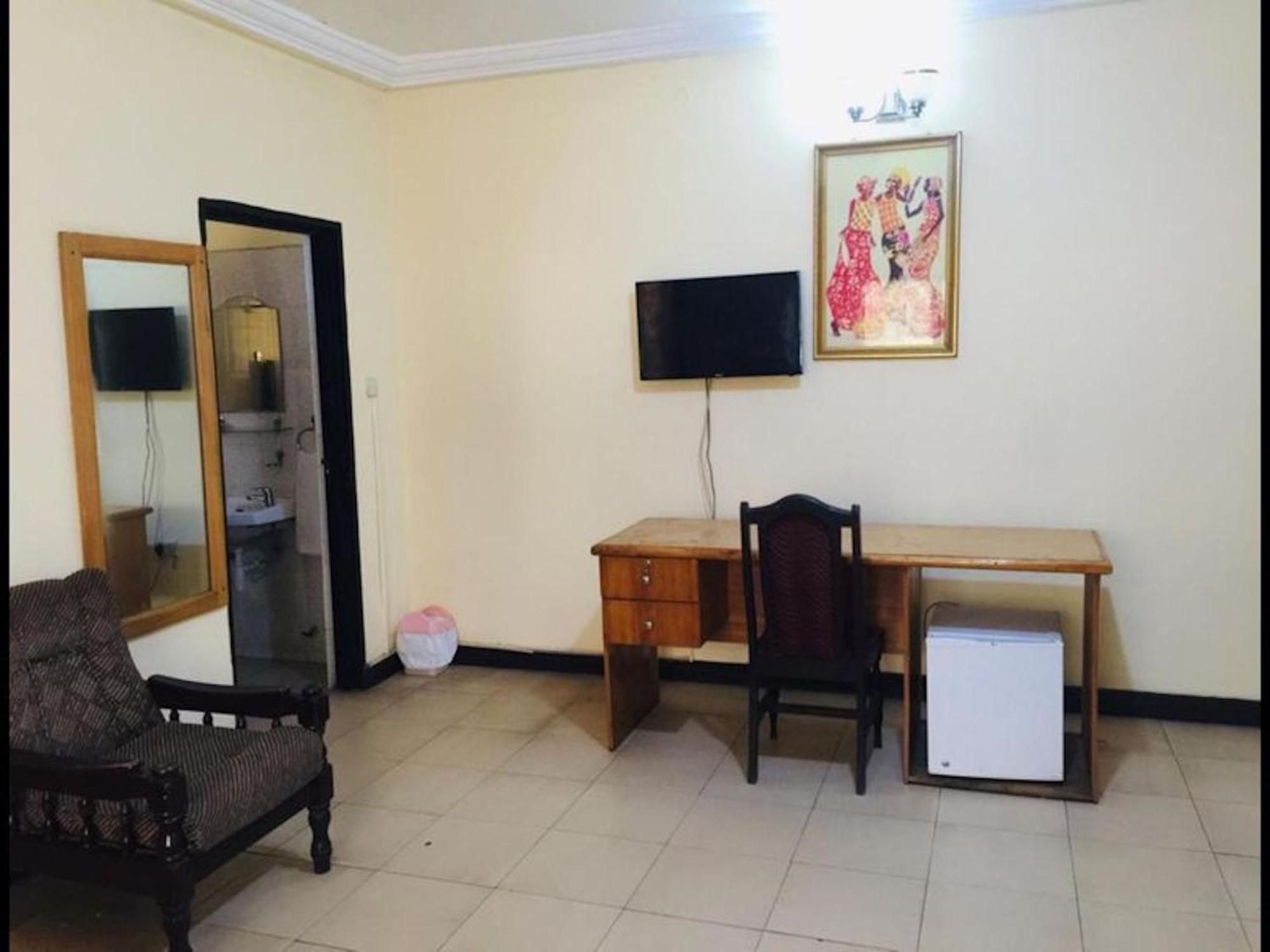 Room In Bb - Double Room With Balcony In The Heart Of City Accra Exteriör bild