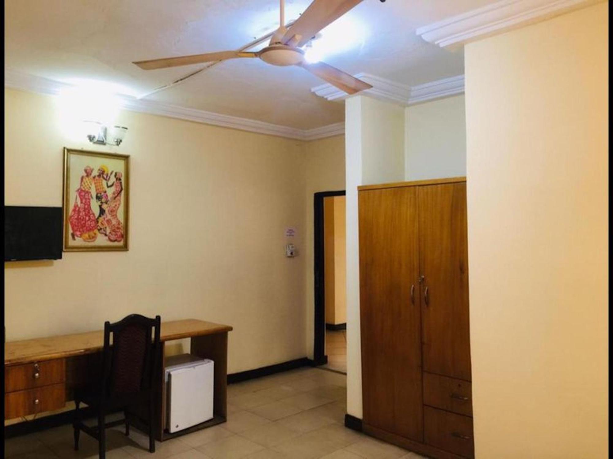 Room In Bb - Double Room With Balcony In The Heart Of City Accra Exteriör bild