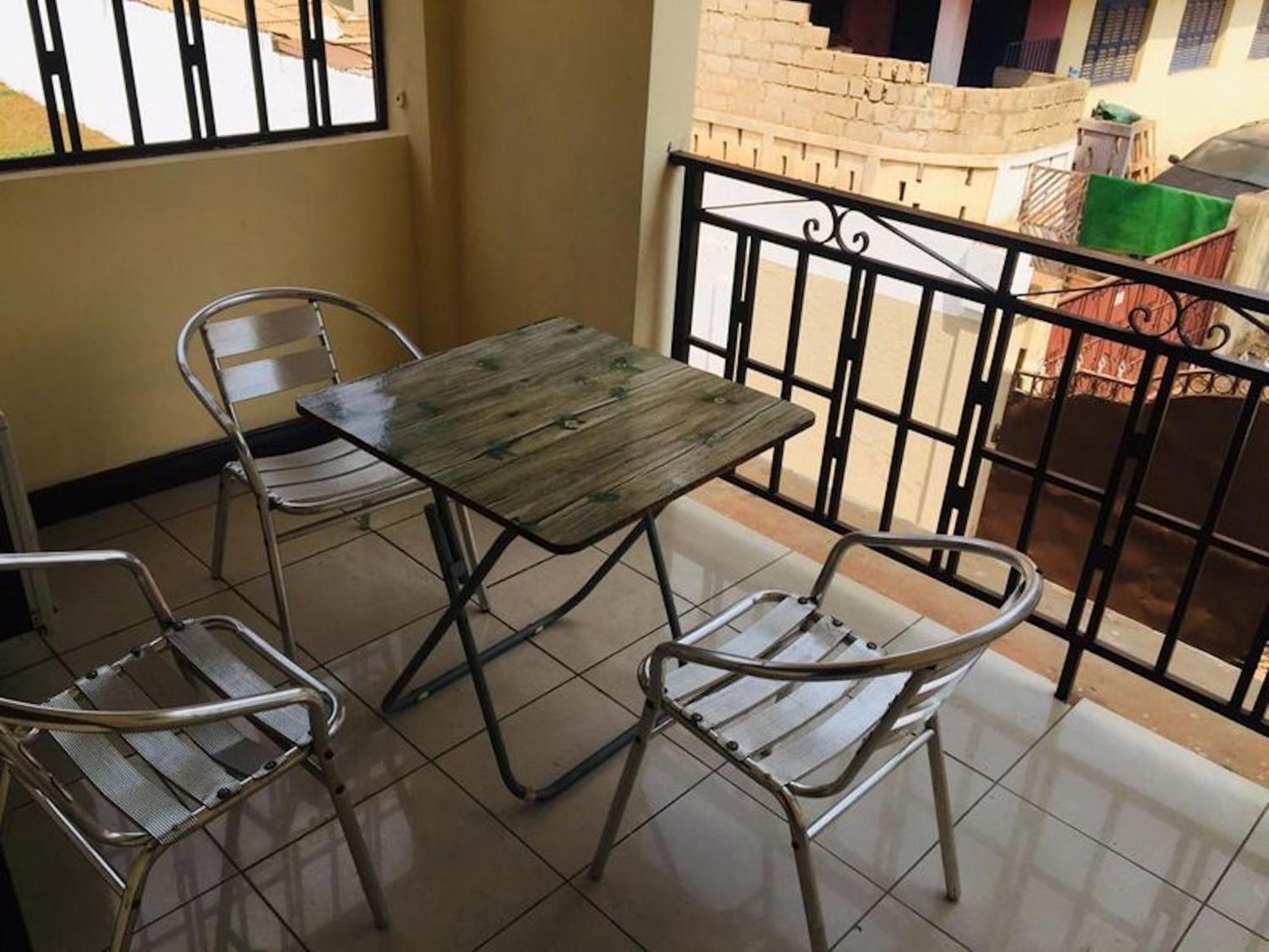 Room In Bb - Double Room With Balcony In The Heart Of City Accra Exteriör bild