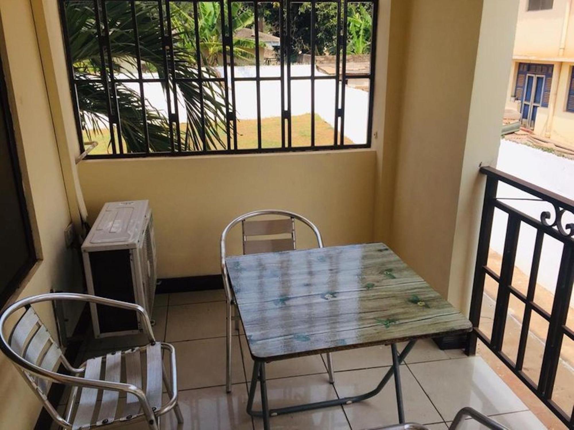 Room In Bb - Double Room With Balcony In The Heart Of City Accra Exteriör bild