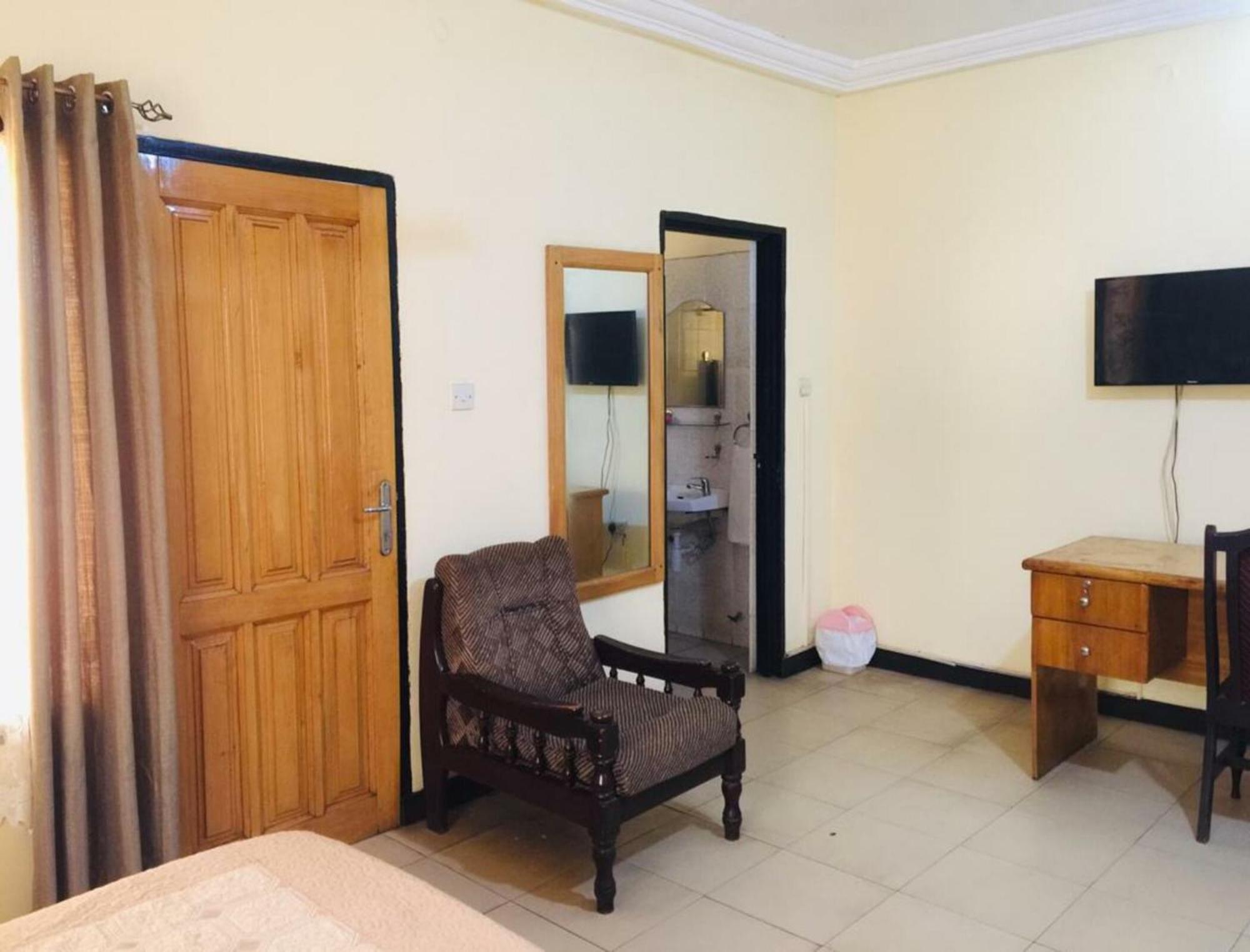 Room In Bb - Double Room With Balcony In The Heart Of City Accra Exteriör bild