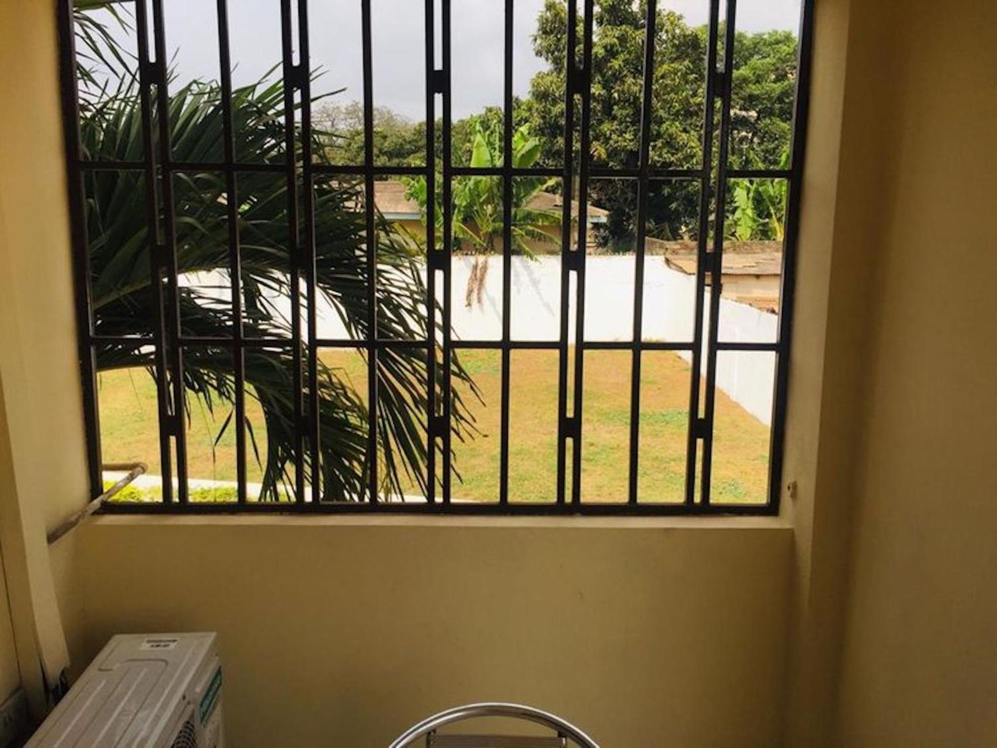 Room In Bb - Double Room With Balcony In The Heart Of City Accra Exteriör bild