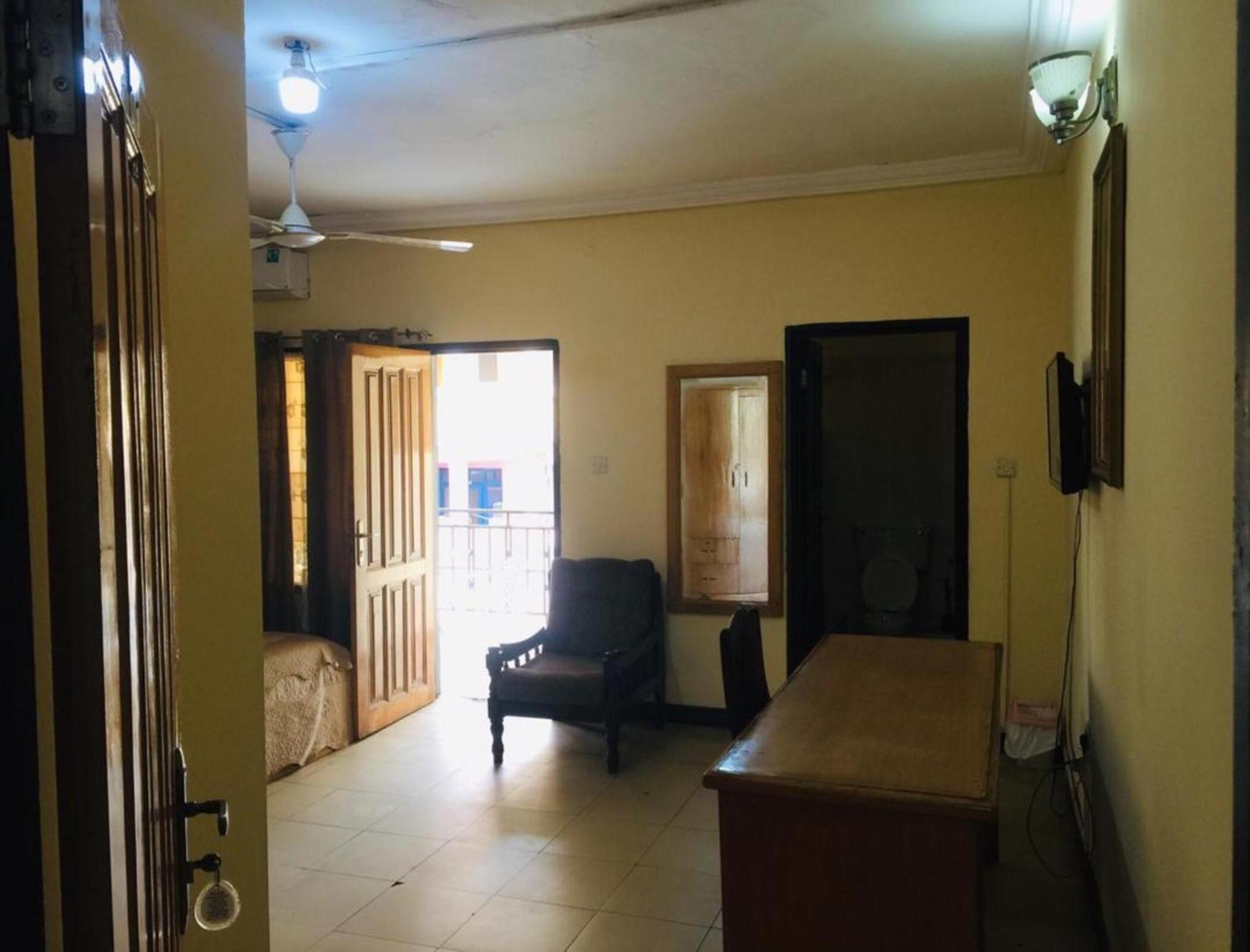 Room In Bb - Double Room With Balcony In The Heart Of City Accra Exteriör bild