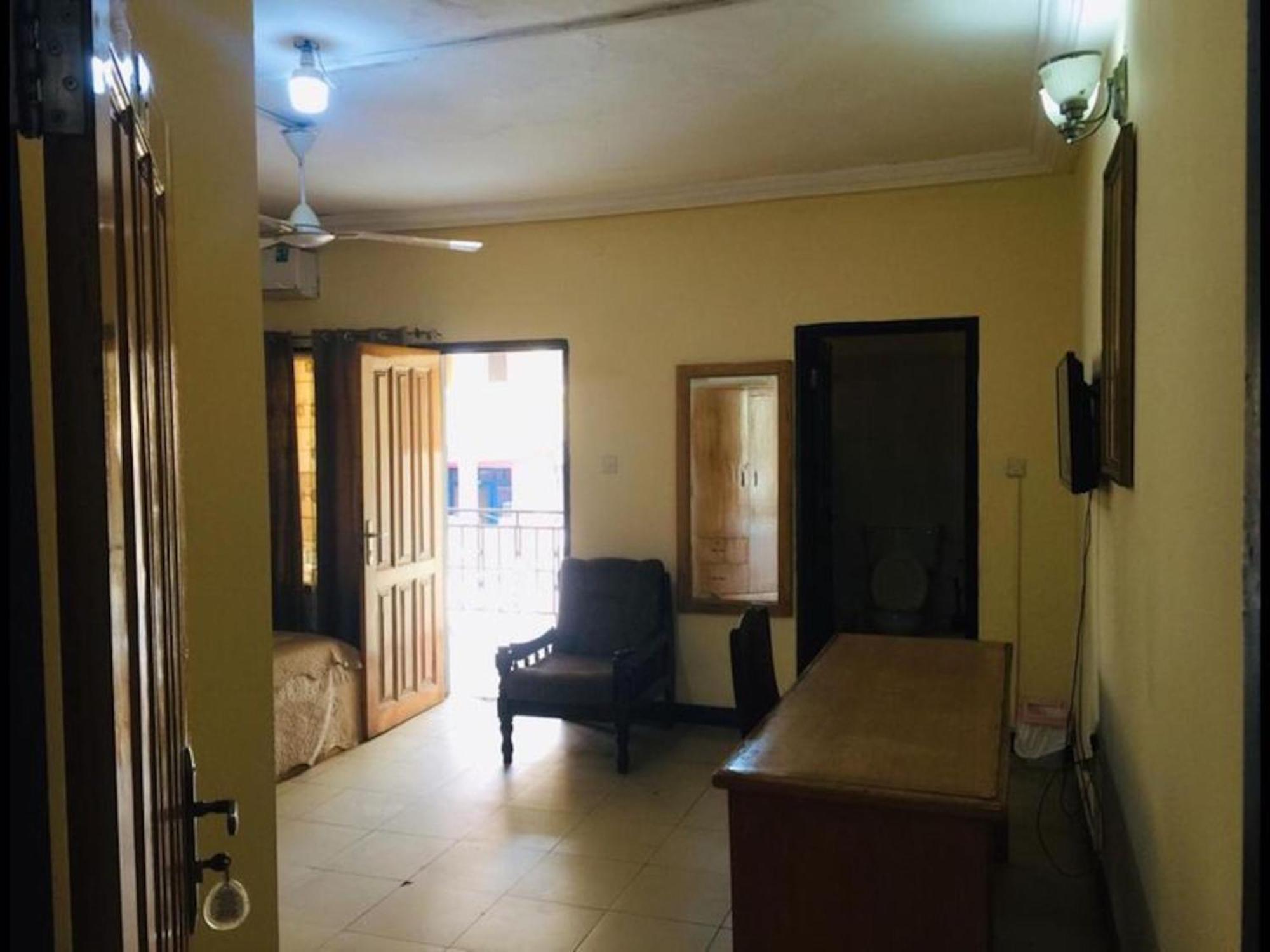 Room In Bb - Double Room With Balcony In The Heart Of City Accra Exteriör bild